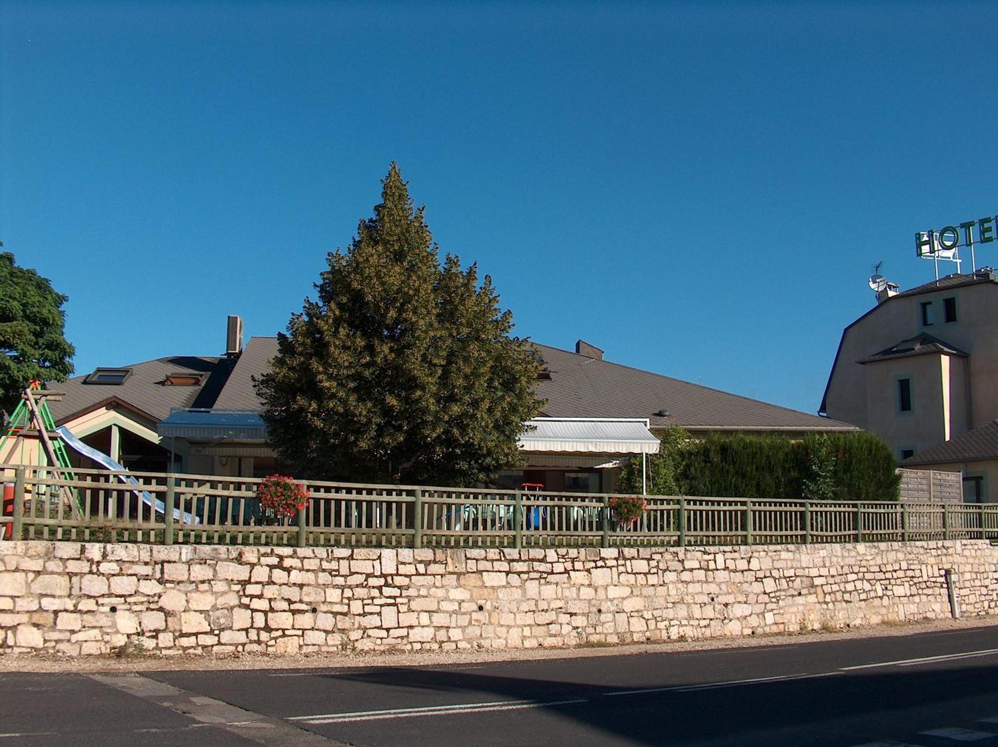 בנסאק Hotel-Restaurant Le Calice Du Gevaudan - A75 מראה חיצוני תמונה