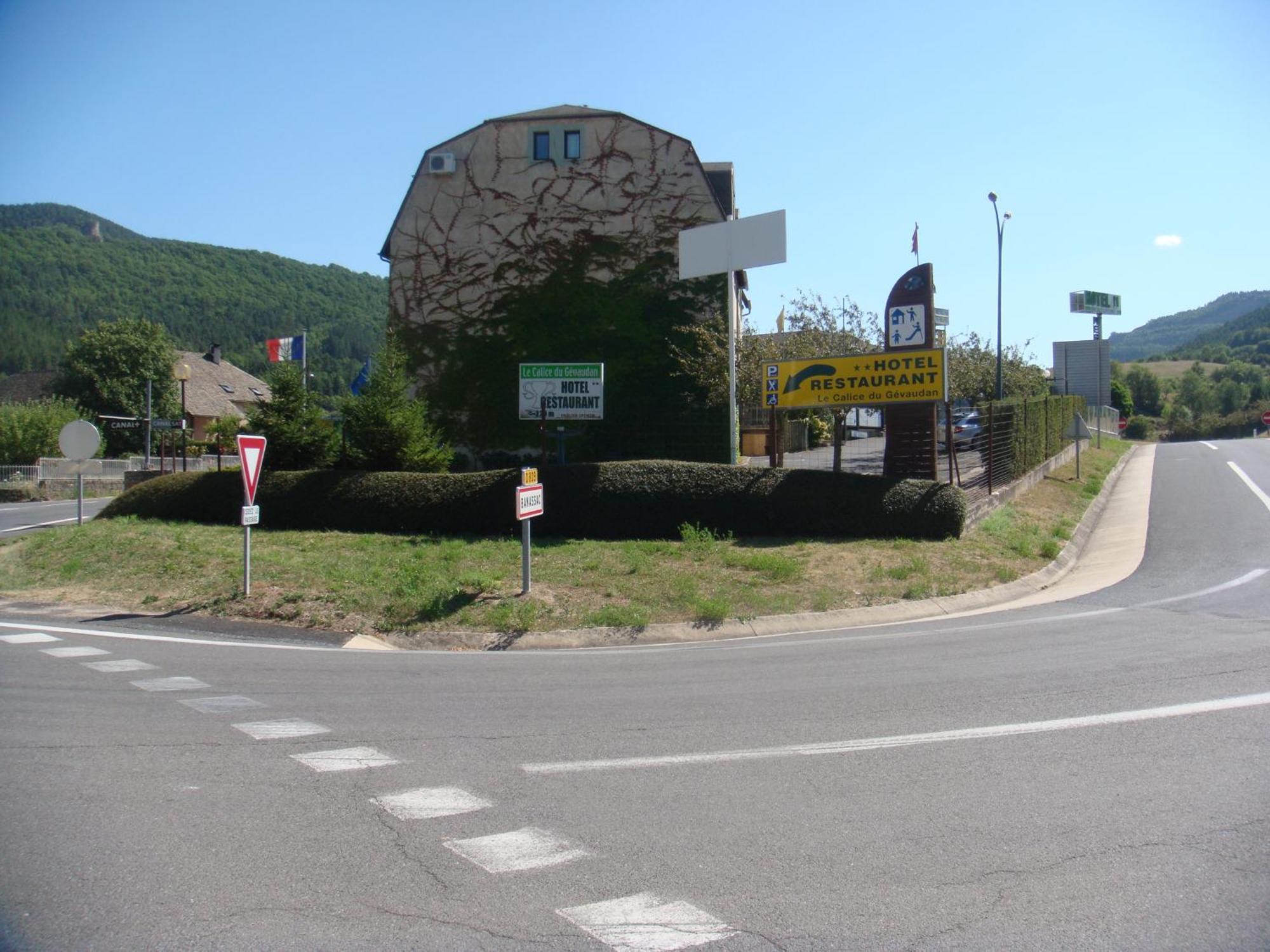 בנסאק Hotel-Restaurant Le Calice Du Gevaudan - A75 מראה חיצוני תמונה