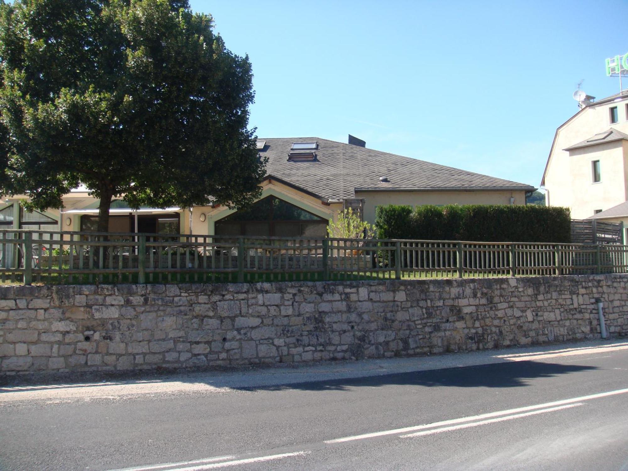 בנסאק Hotel-Restaurant Le Calice Du Gevaudan - A75 מראה חיצוני תמונה