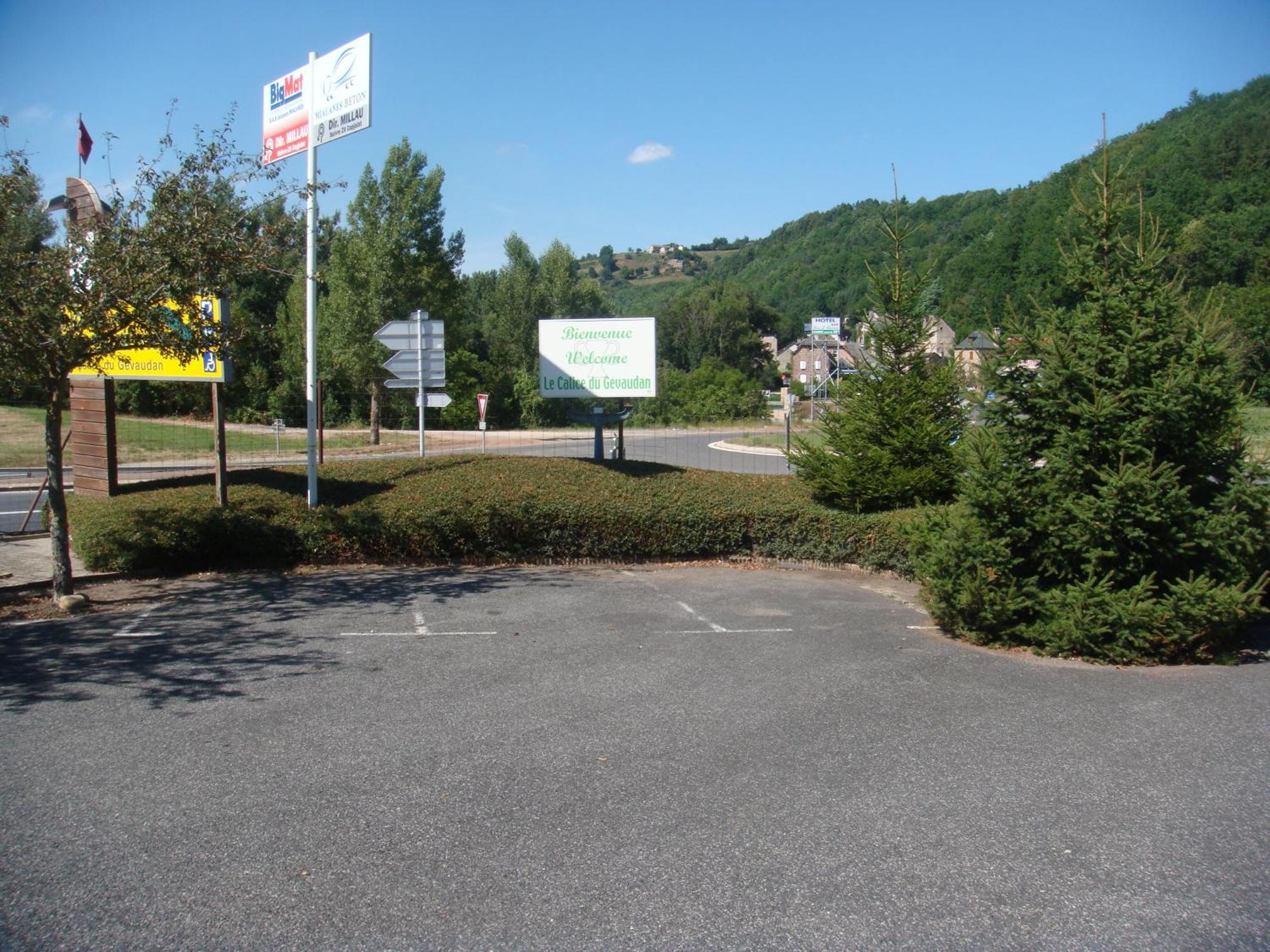 בנסאק Hotel-Restaurant Le Calice Du Gevaudan - A75 מראה חיצוני תמונה
