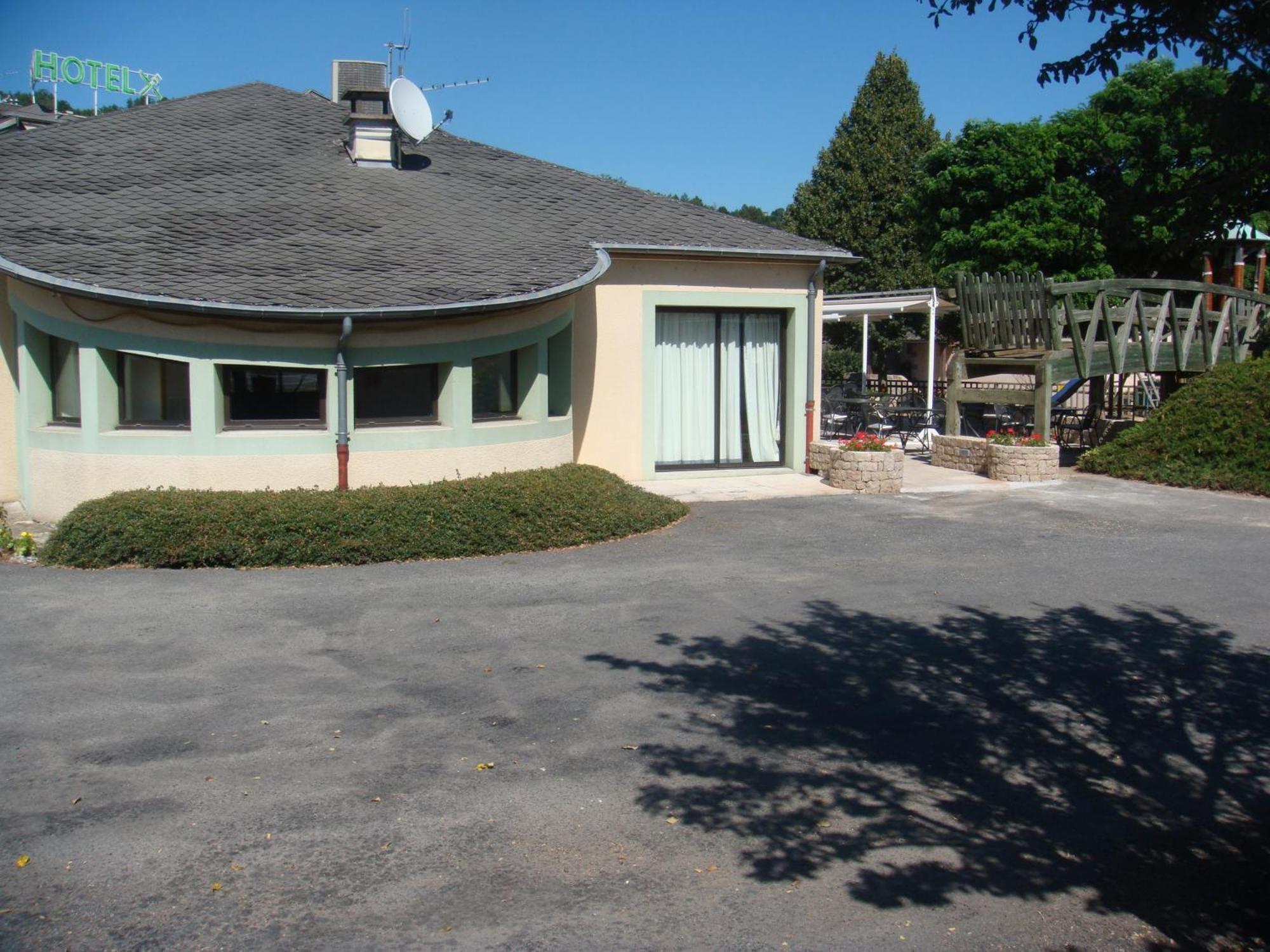 בנסאק Hotel-Restaurant Le Calice Du Gevaudan - A75 מראה חיצוני תמונה