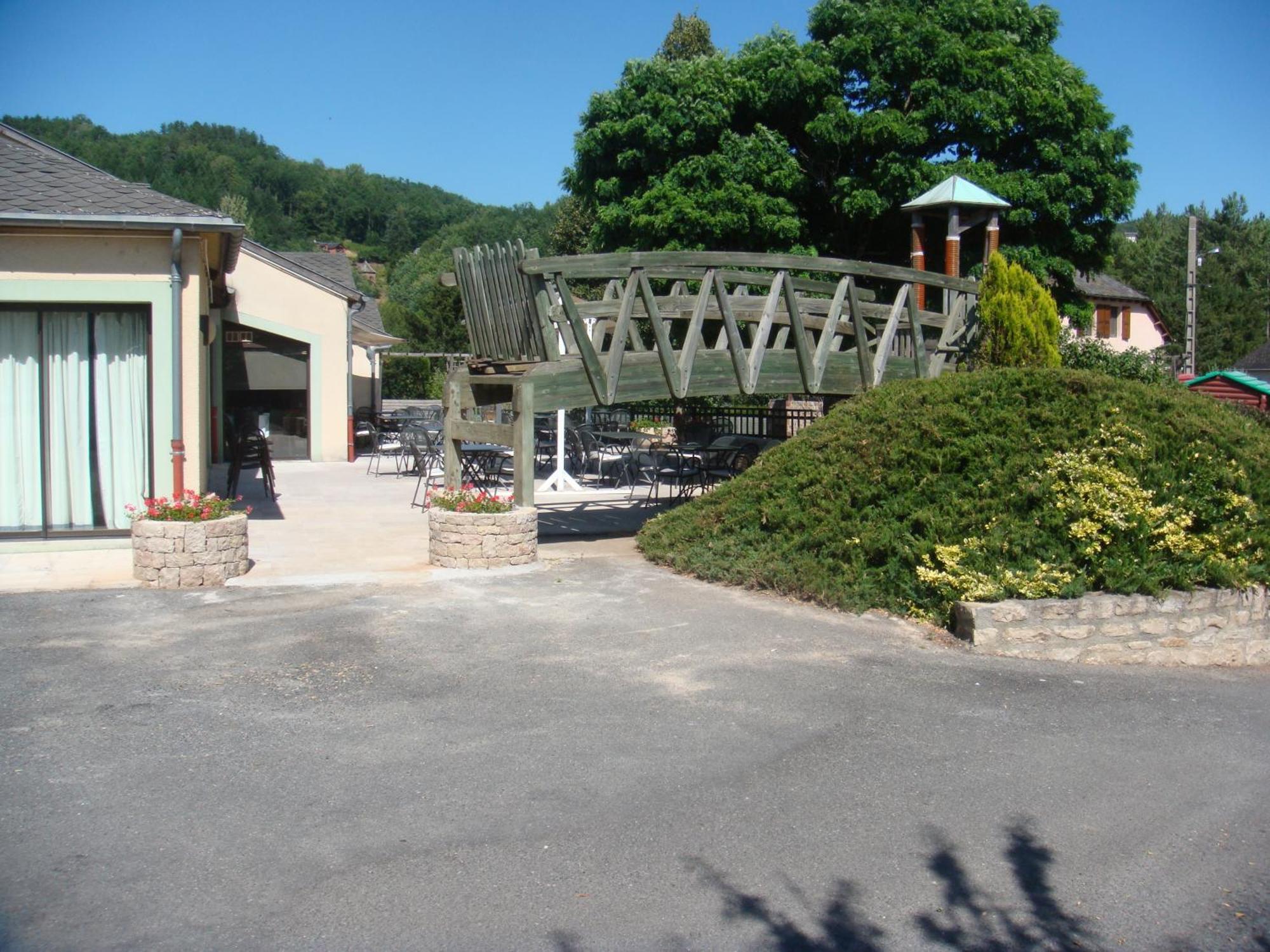 בנסאק Hotel-Restaurant Le Calice Du Gevaudan - A75 מראה חיצוני תמונה