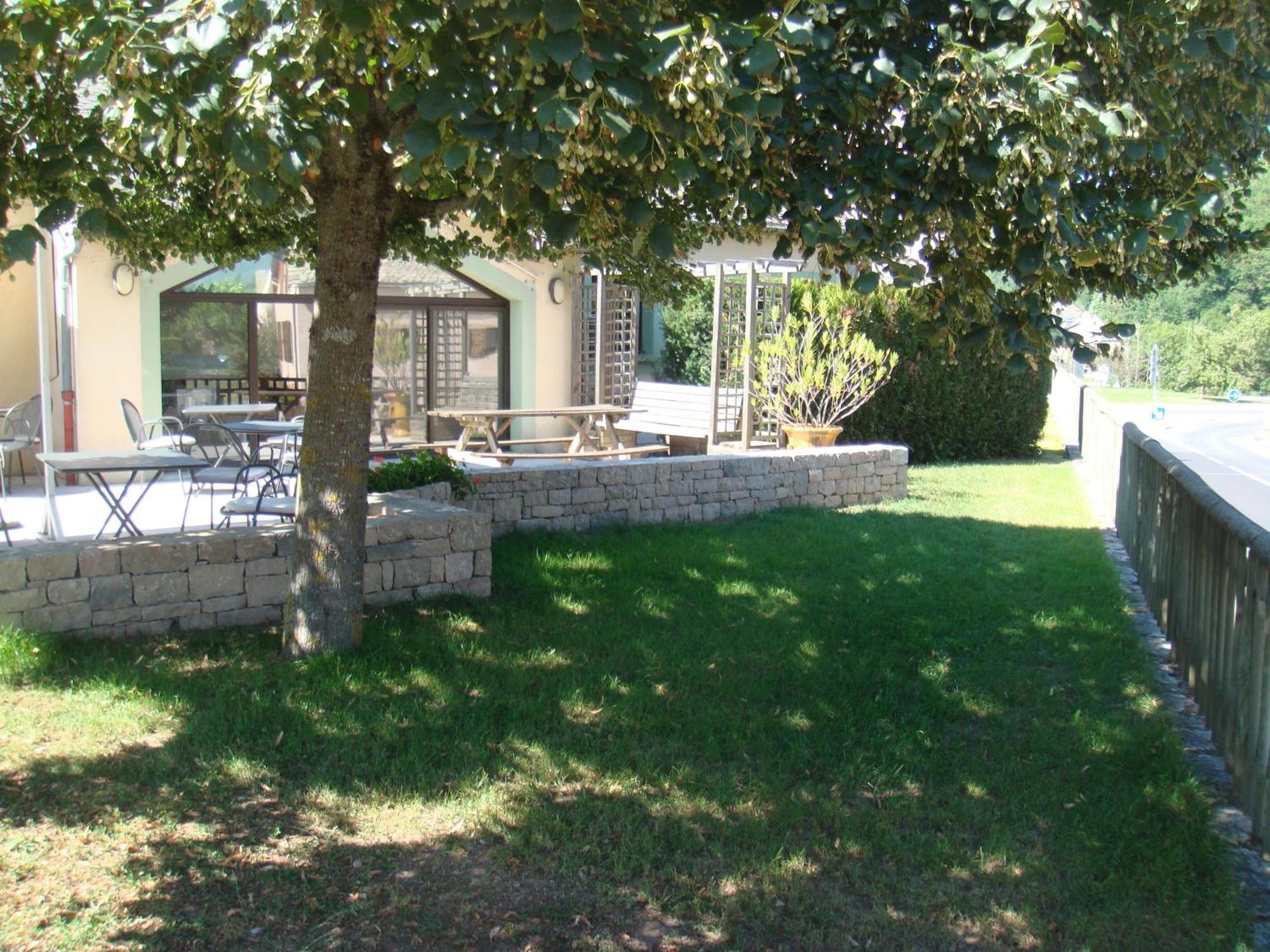 בנסאק Hotel-Restaurant Le Calice Du Gevaudan - A75 מראה חיצוני תמונה
