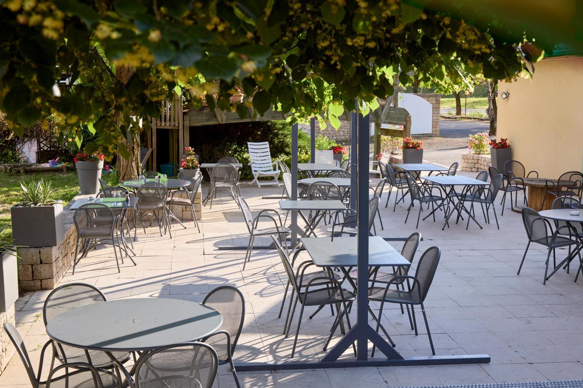בנסאק Hotel-Restaurant Le Calice Du Gevaudan - A75 מראה חיצוני תמונה