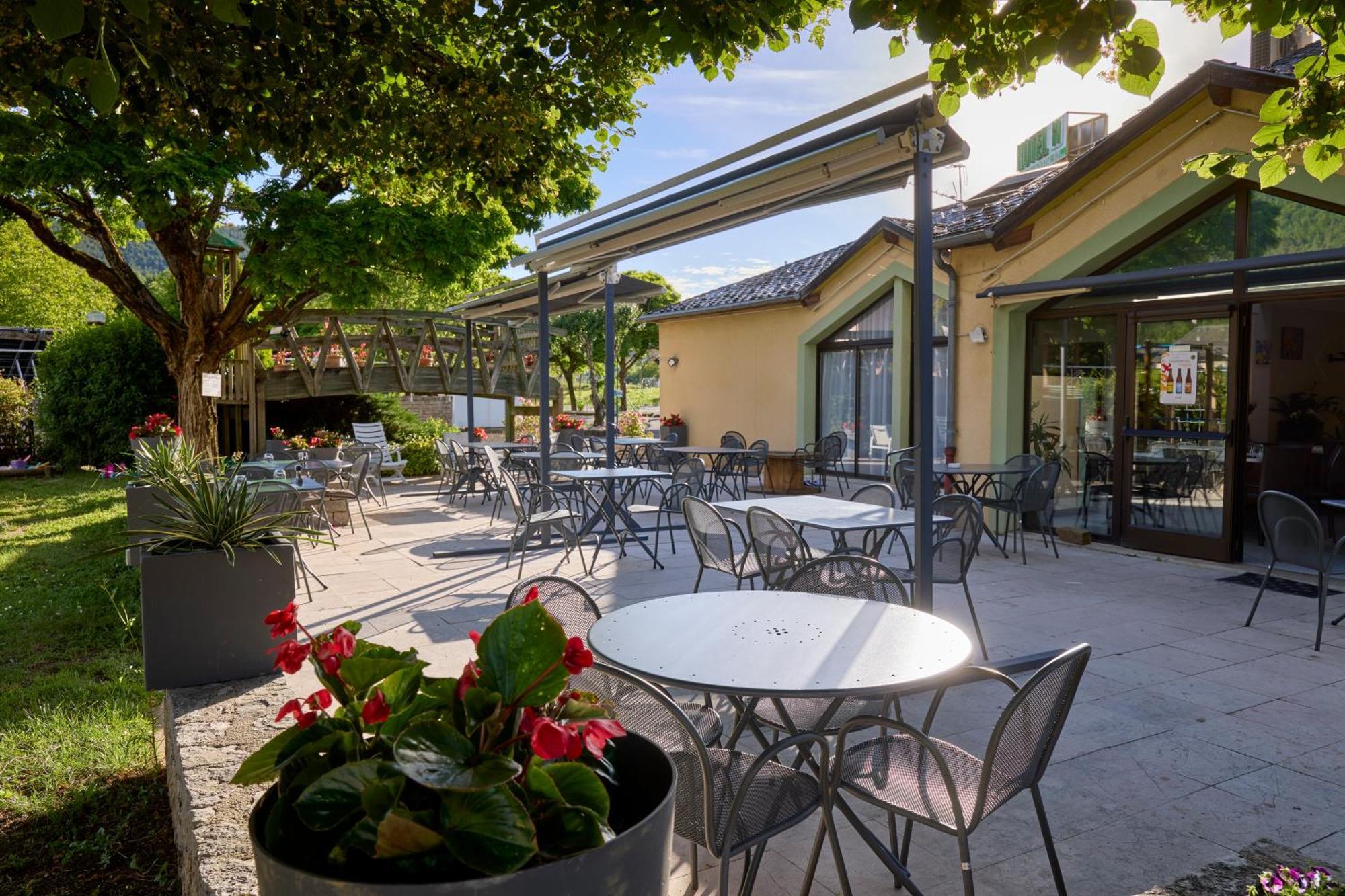בנסאק Hotel-Restaurant Le Calice Du Gevaudan - A75 מראה חיצוני תמונה