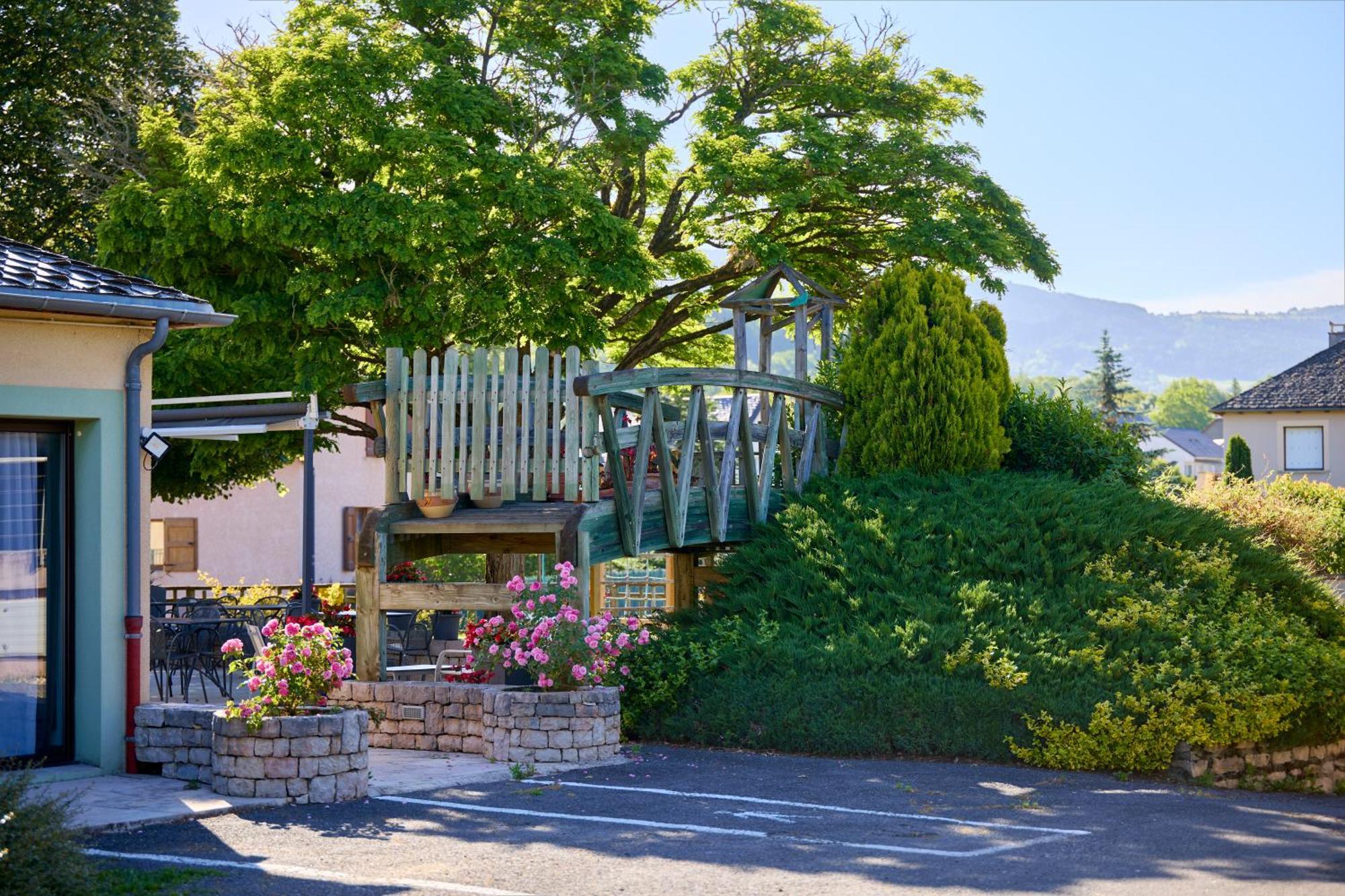 בנסאק Hotel-Restaurant Le Calice Du Gevaudan - A75 מראה חיצוני תמונה