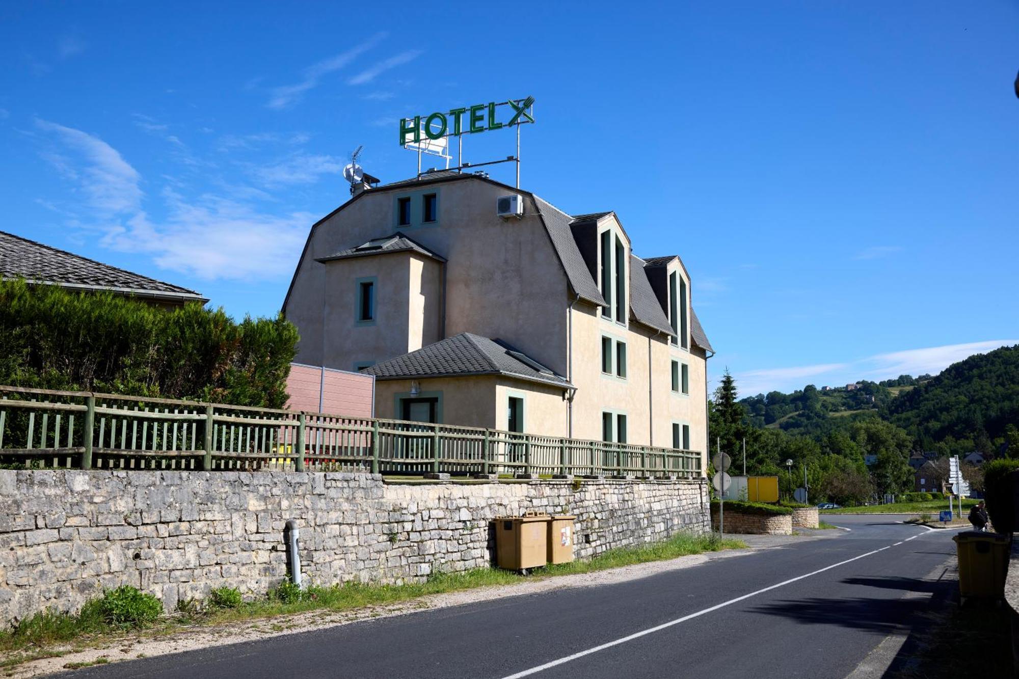 בנסאק Hotel-Restaurant Le Calice Du Gevaudan - A75 מראה חיצוני תמונה