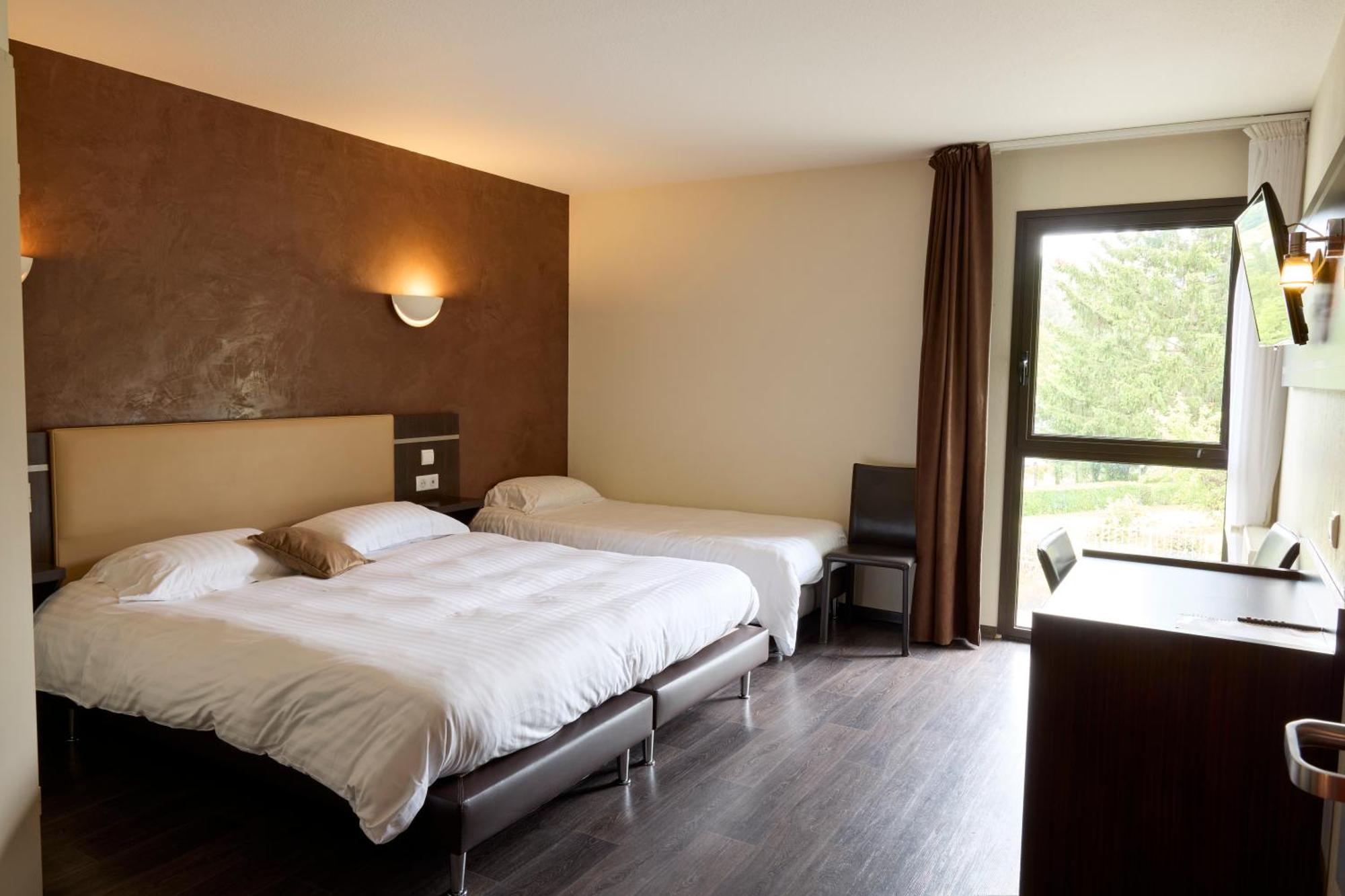 בנסאק Hotel-Restaurant Le Calice Du Gevaudan - A75 מראה חיצוני תמונה