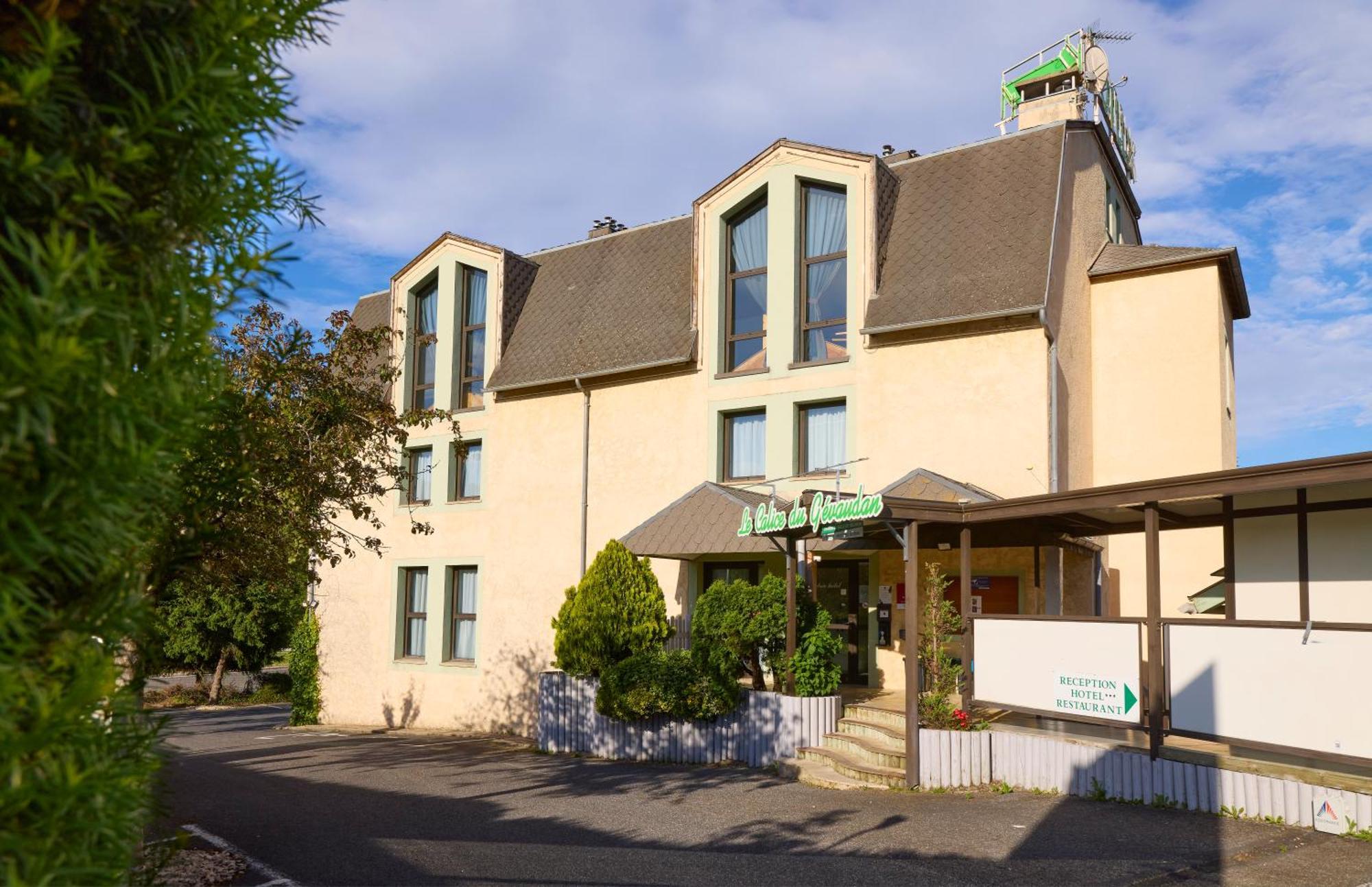בנסאק Hotel-Restaurant Le Calice Du Gevaudan - A75 מראה חיצוני תמונה