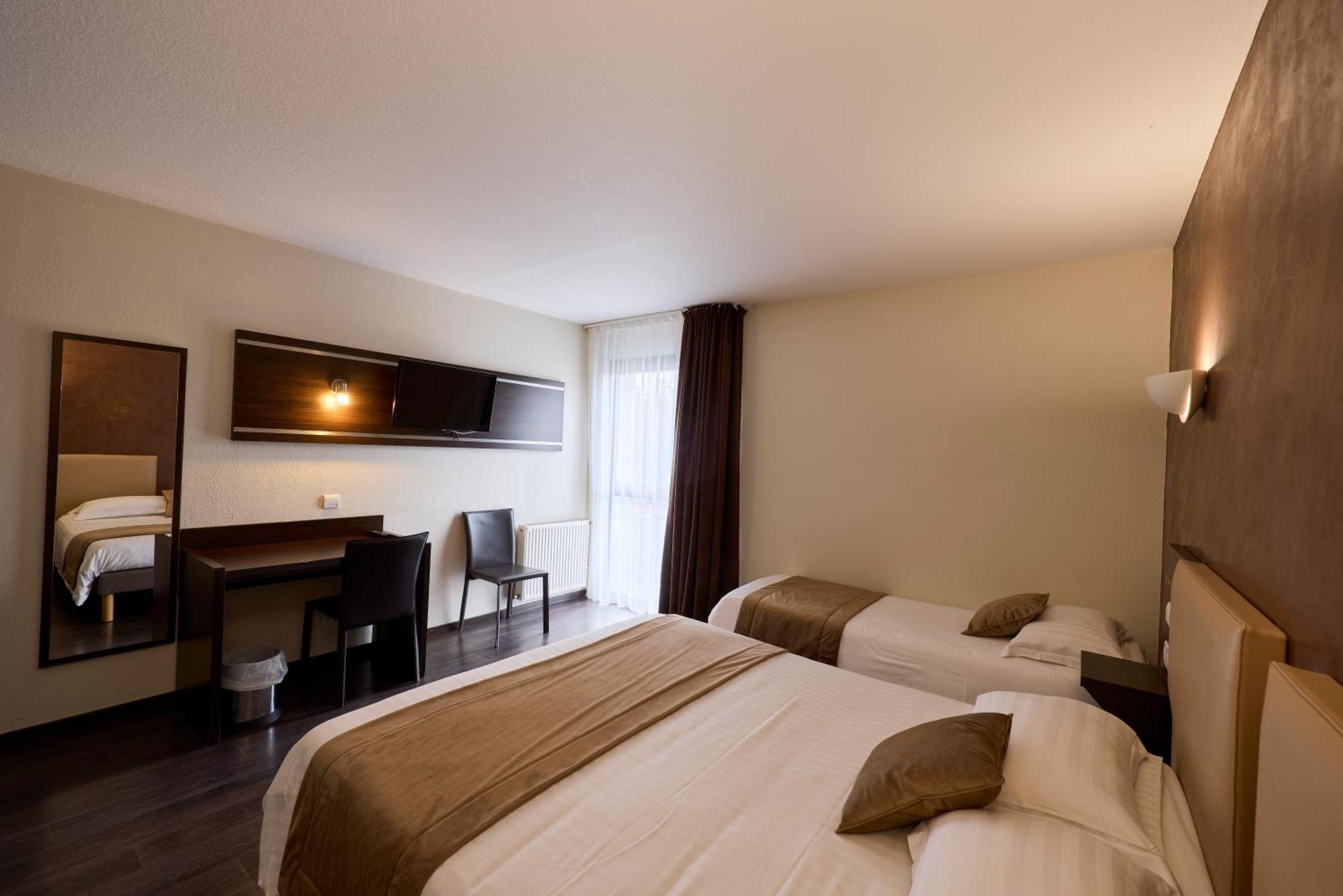בנסאק Hotel-Restaurant Le Calice Du Gevaudan - A75 מראה חיצוני תמונה