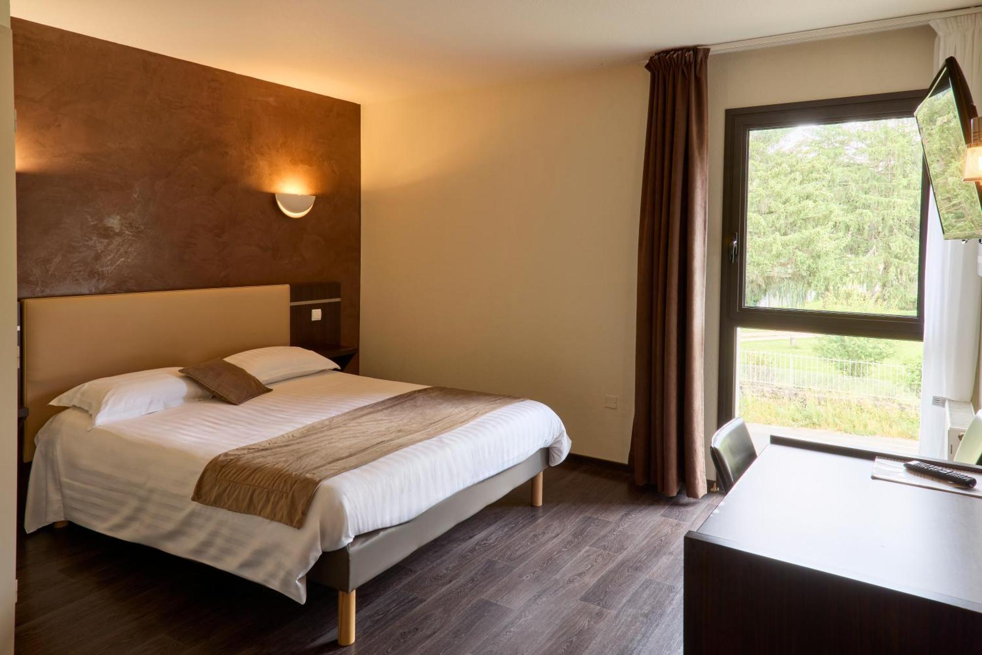 בנסאק Hotel-Restaurant Le Calice Du Gevaudan - A75 מראה חיצוני תמונה