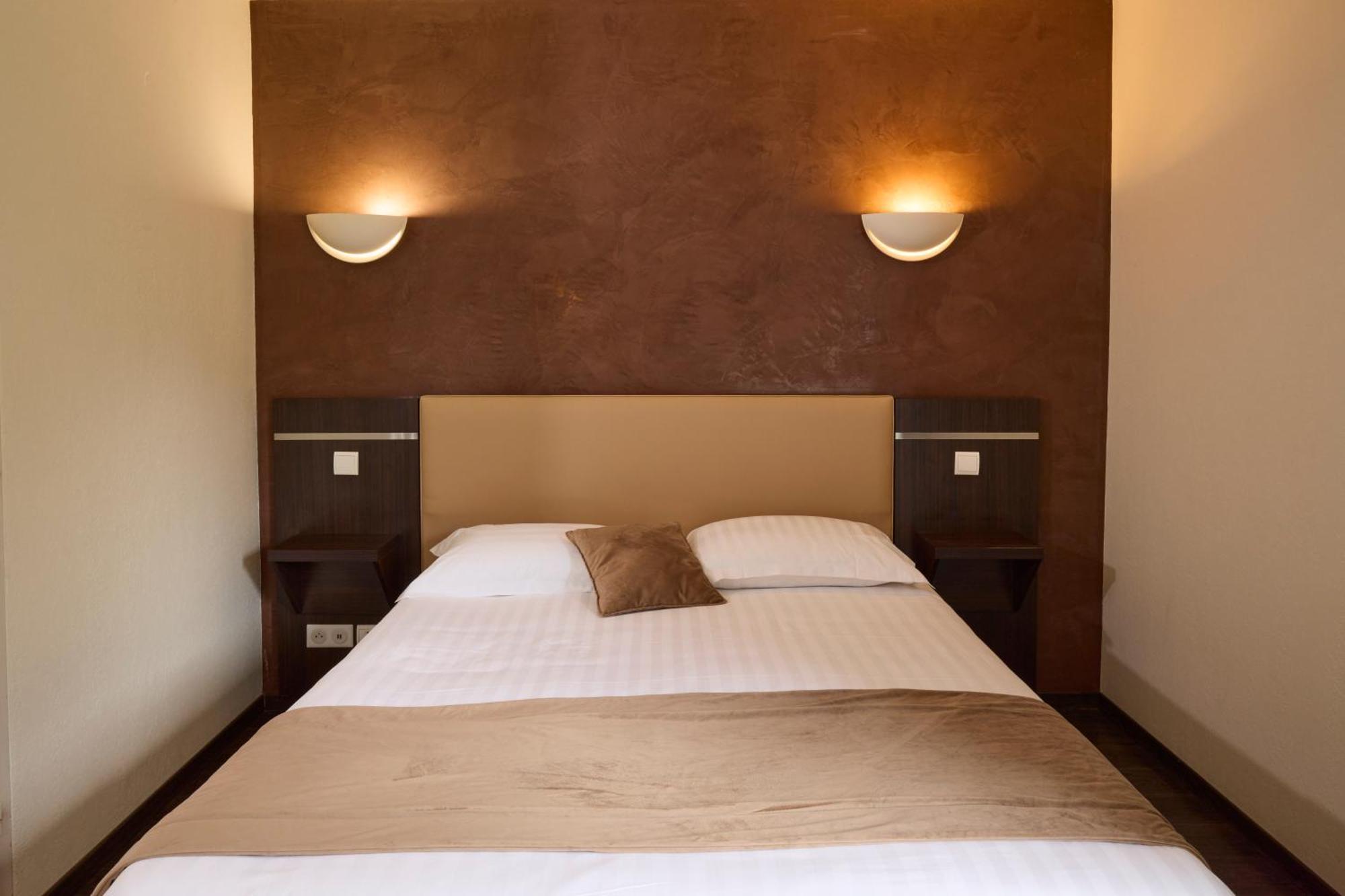 בנסאק Hotel-Restaurant Le Calice Du Gevaudan - A75 מראה חיצוני תמונה