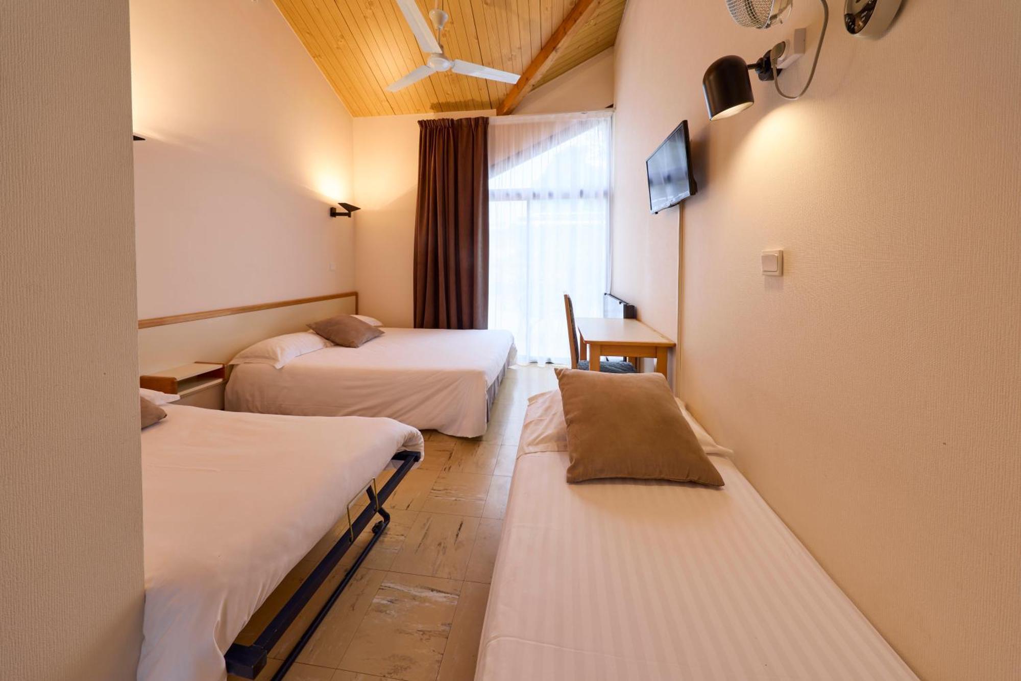 בנסאק Hotel-Restaurant Le Calice Du Gevaudan - A75 מראה חיצוני תמונה