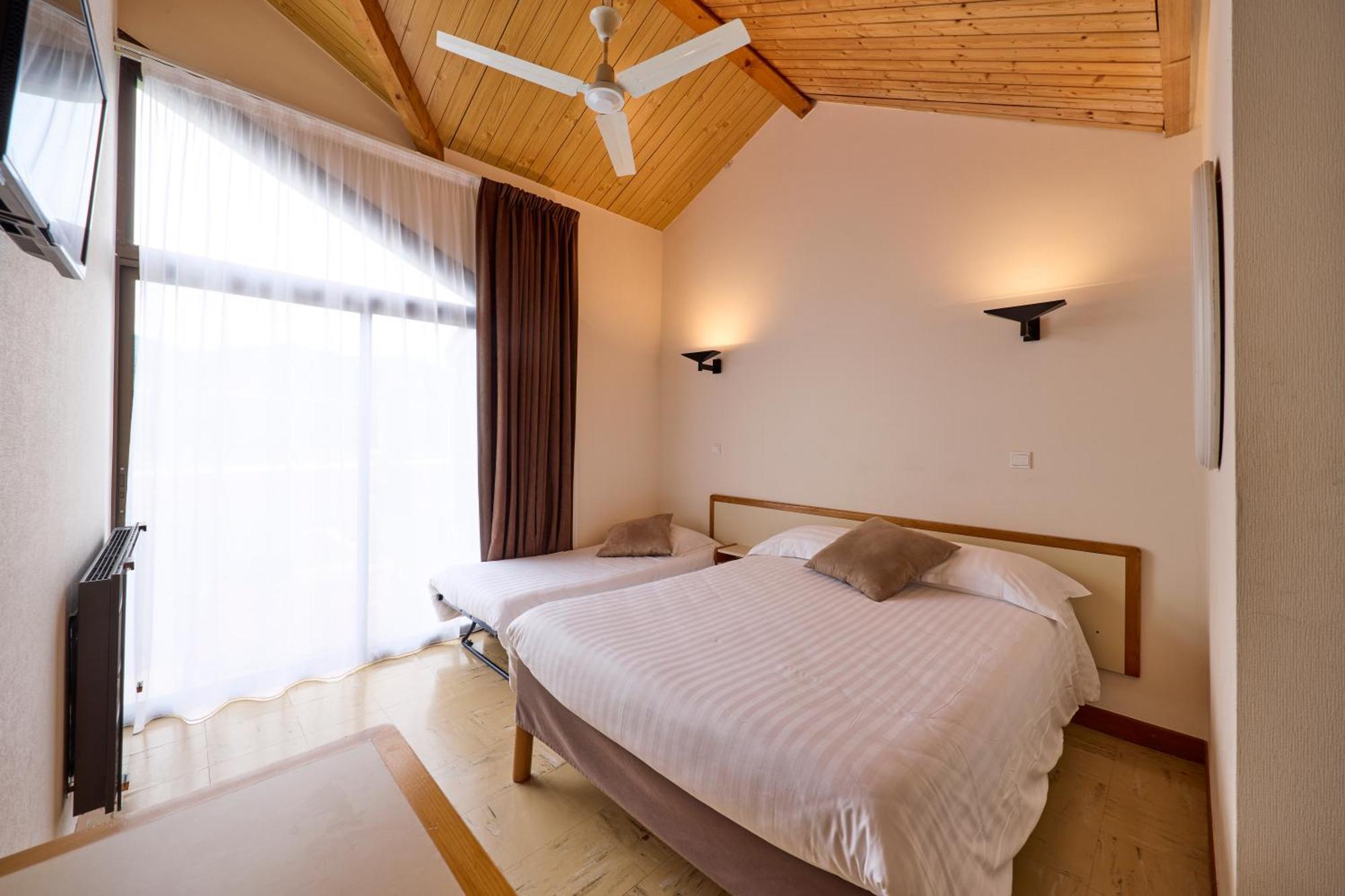 בנסאק Hotel-Restaurant Le Calice Du Gevaudan - A75 מראה חיצוני תמונה